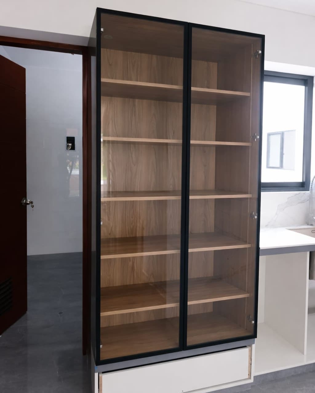 Vitrina de Cristal en Melamina y Marco Negro