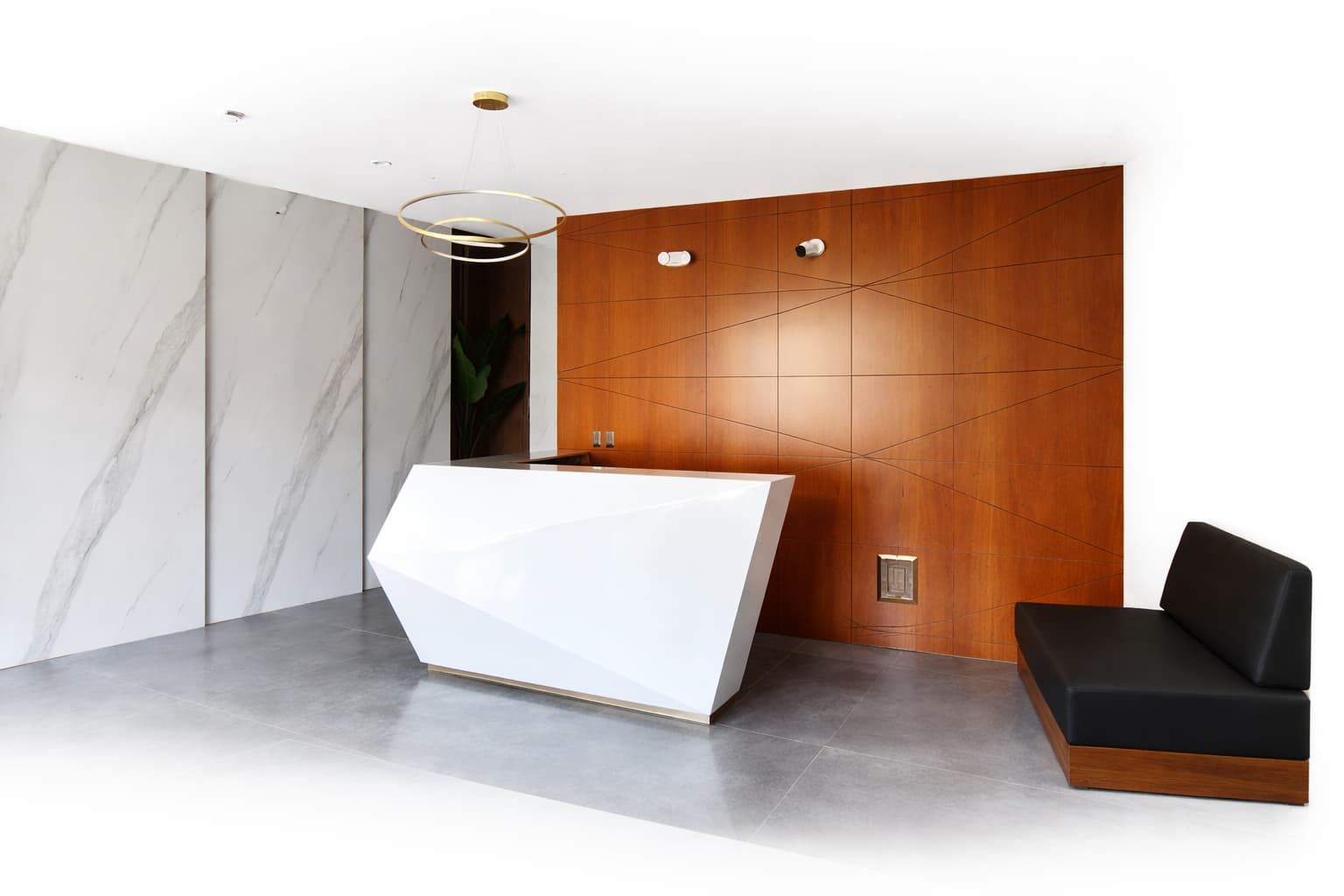 Mueble de recepción en melamina blanca con diseño geométrico moderno