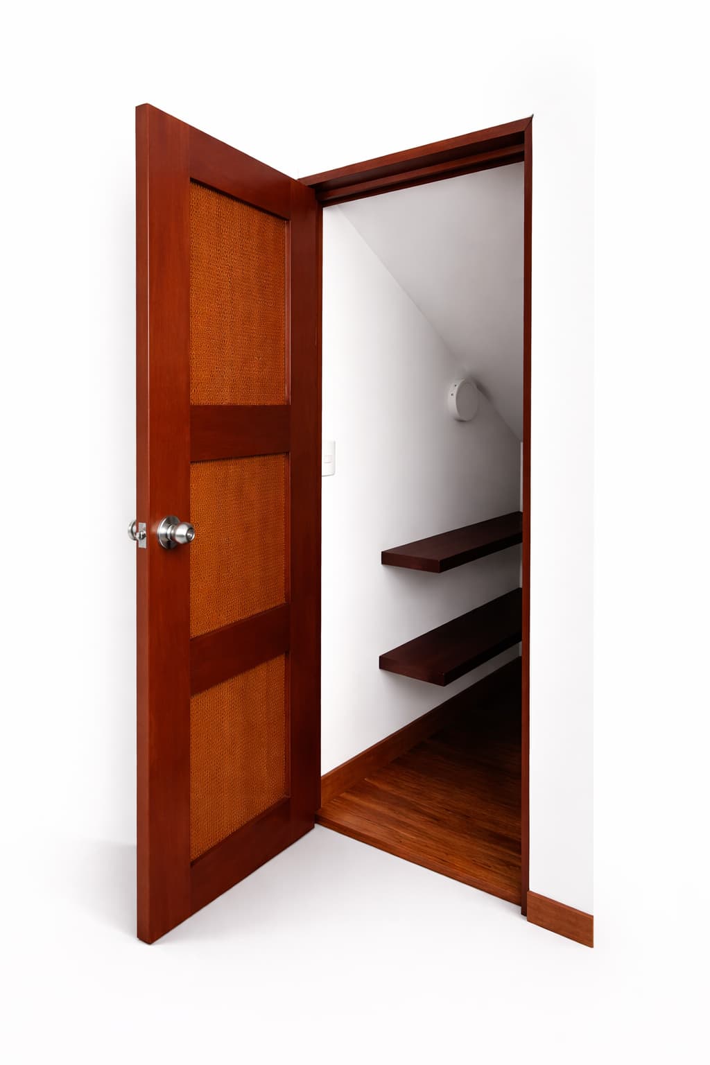 Puerta para despensa o bajo escalera diseño funcional