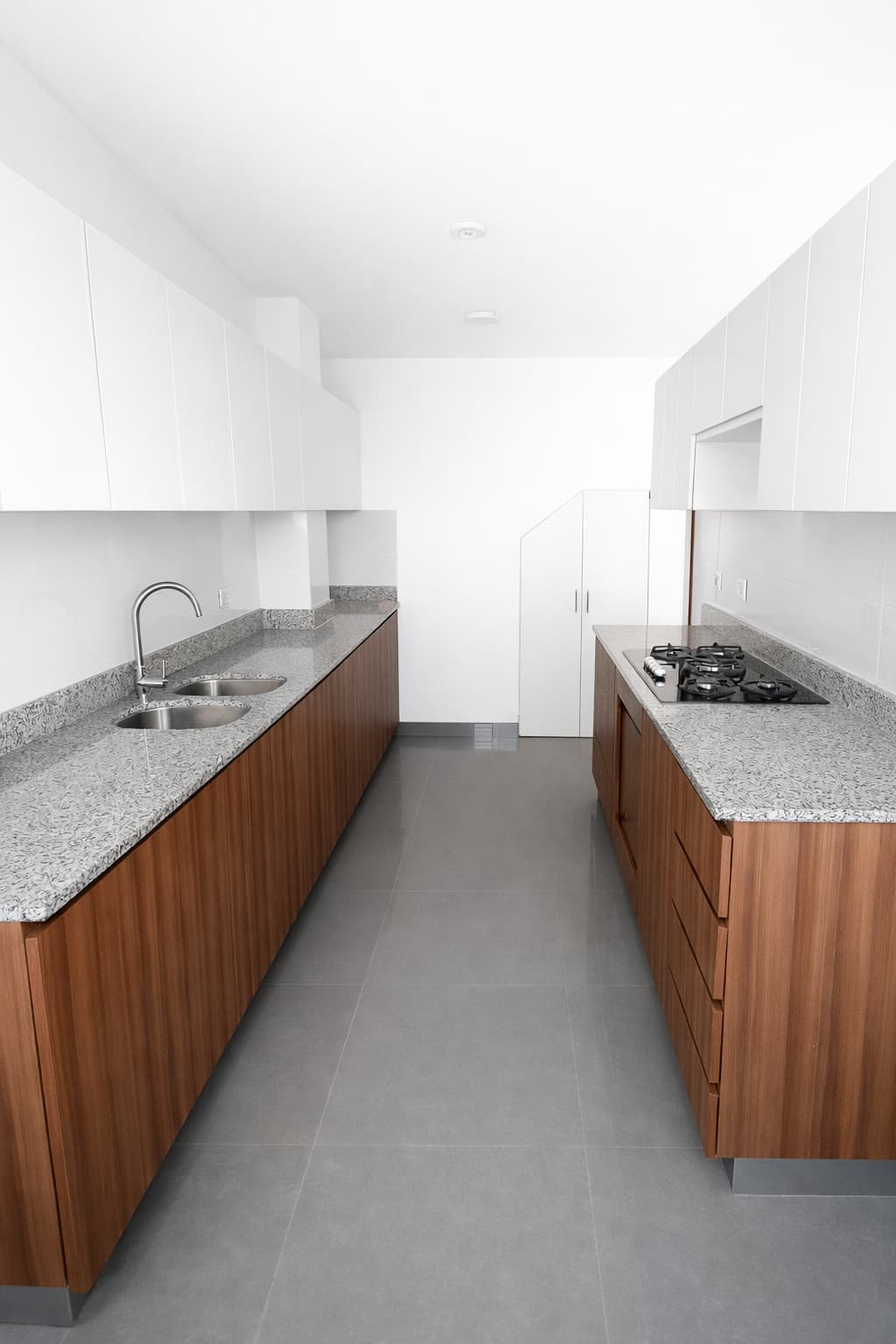 Cocina moderna con isla en melamina y encimera de granito