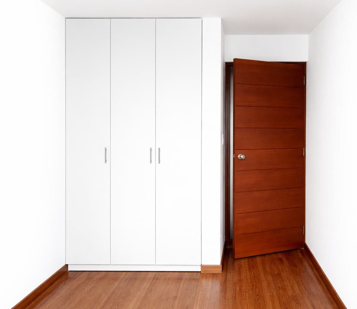 Clóset empotrado de cuatro módulos con diseño moderno